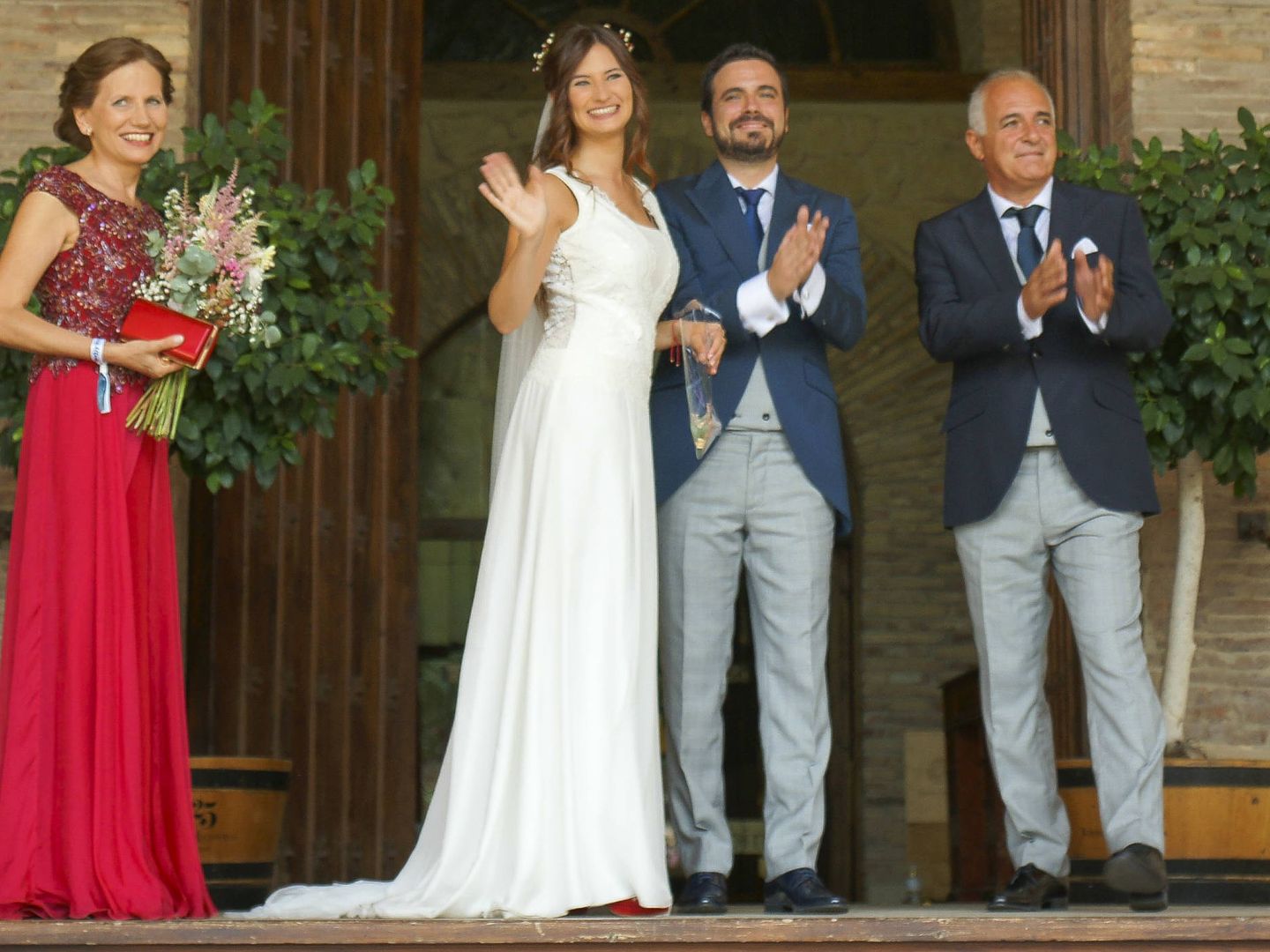 Anna Ruiz y Alberto Garzón, con la madre de Anna y el padre de Alberto, el día de su boda. (Gtres)