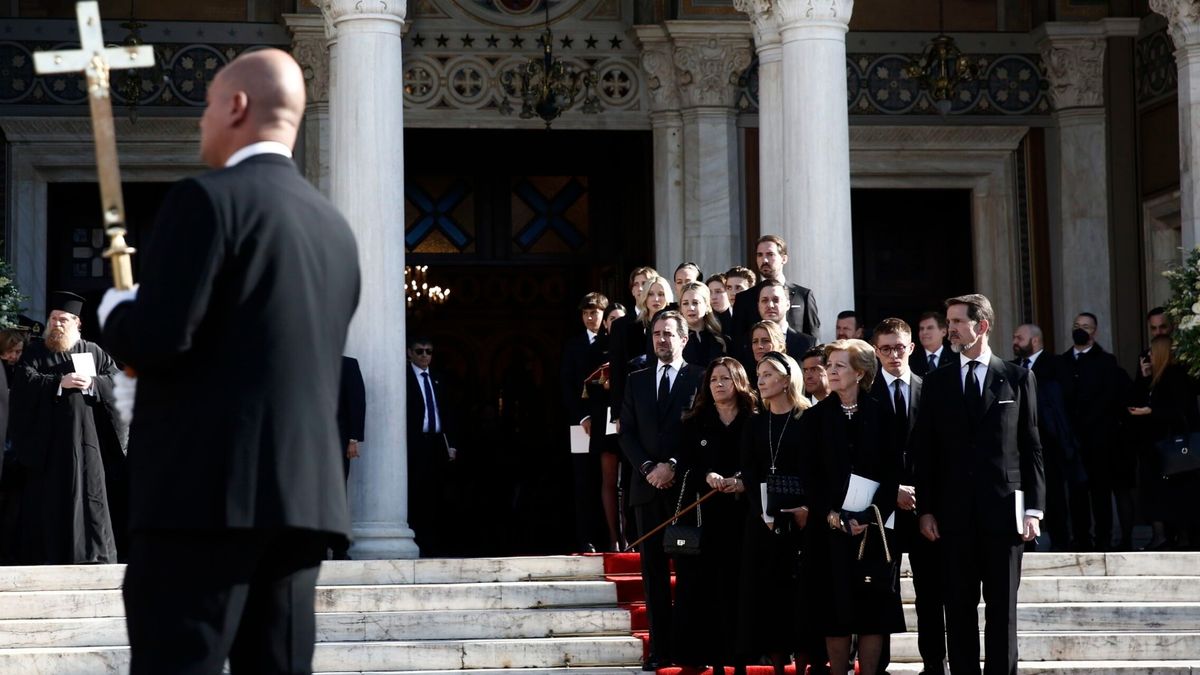 Así hemos vivido minuto a minuto el funeral de Constantino de Grecia: su último adiós acompañado de su familia más cercana