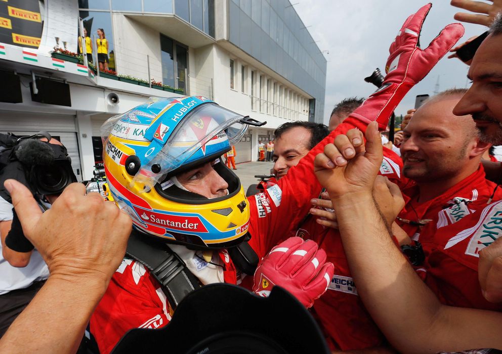 Foto: Fernando Alonso nada más bajarse de su F14-T.