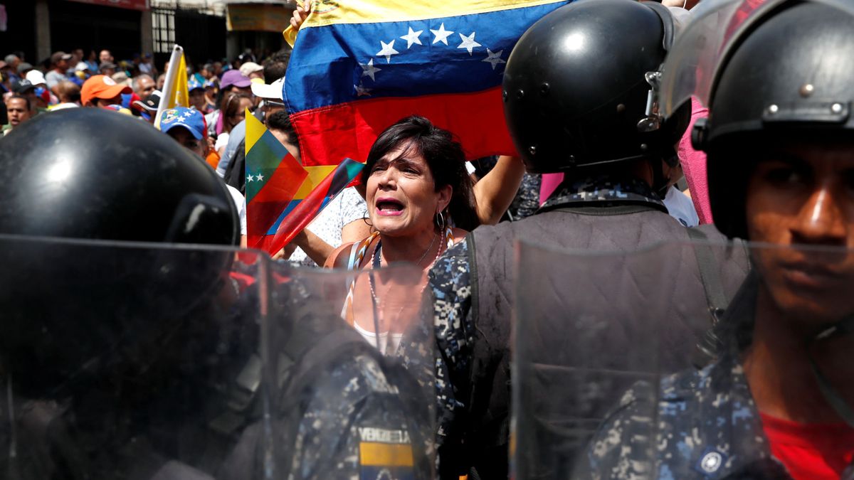 Partidarios y detractores de Maduro marchan en Venezuela en mitad del apagón