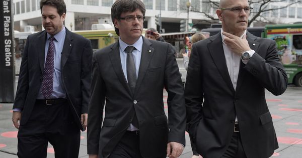 Foto: El presidente de la Generalitat de Catalunya, Carles Puigdemont (c) junto al consejero de Exterior, Raul Romeva (d). (EFE)