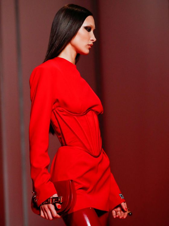 Modelo de la colección femenina de Versace otoño-invierno 2022. (Reuters)