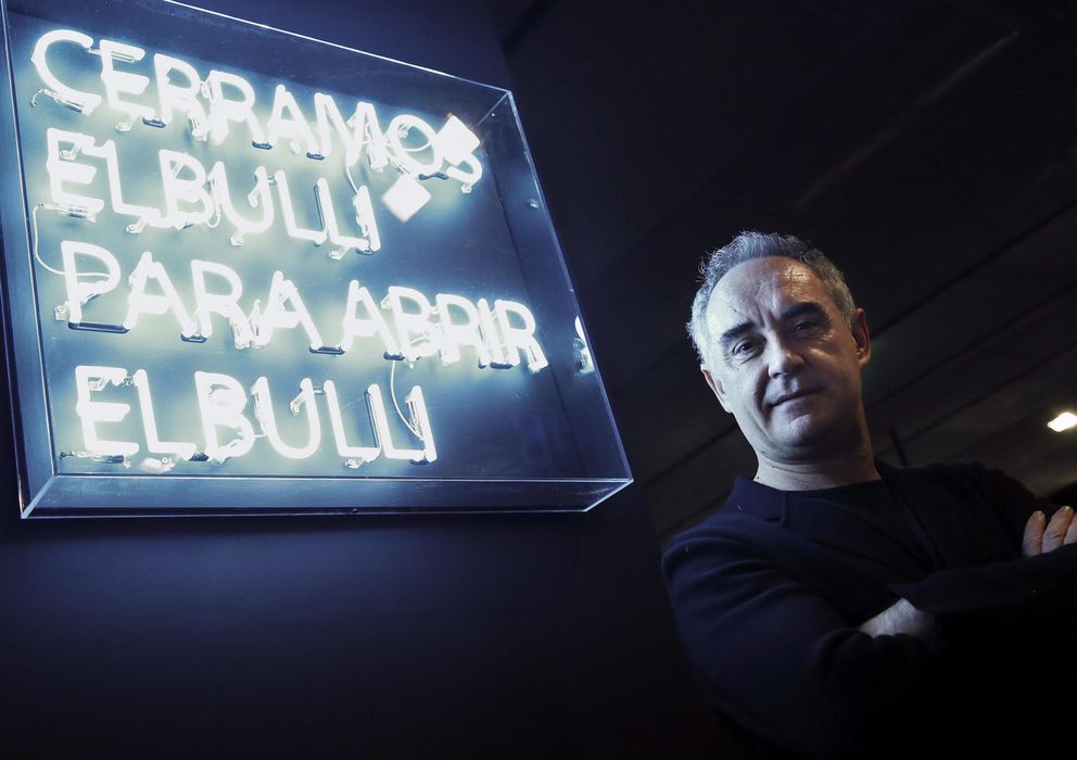 Foto: Ferrán Adriá junto a el lema que recibe al espectador en la exposición de Telefónica. (EFE)