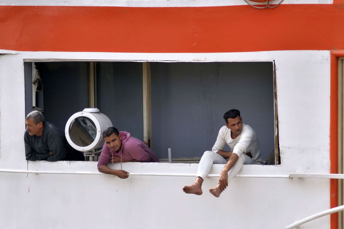 Empleados de una embarcación de Luxor (Egipto) esperan la orden para salir del barco. (EFE)