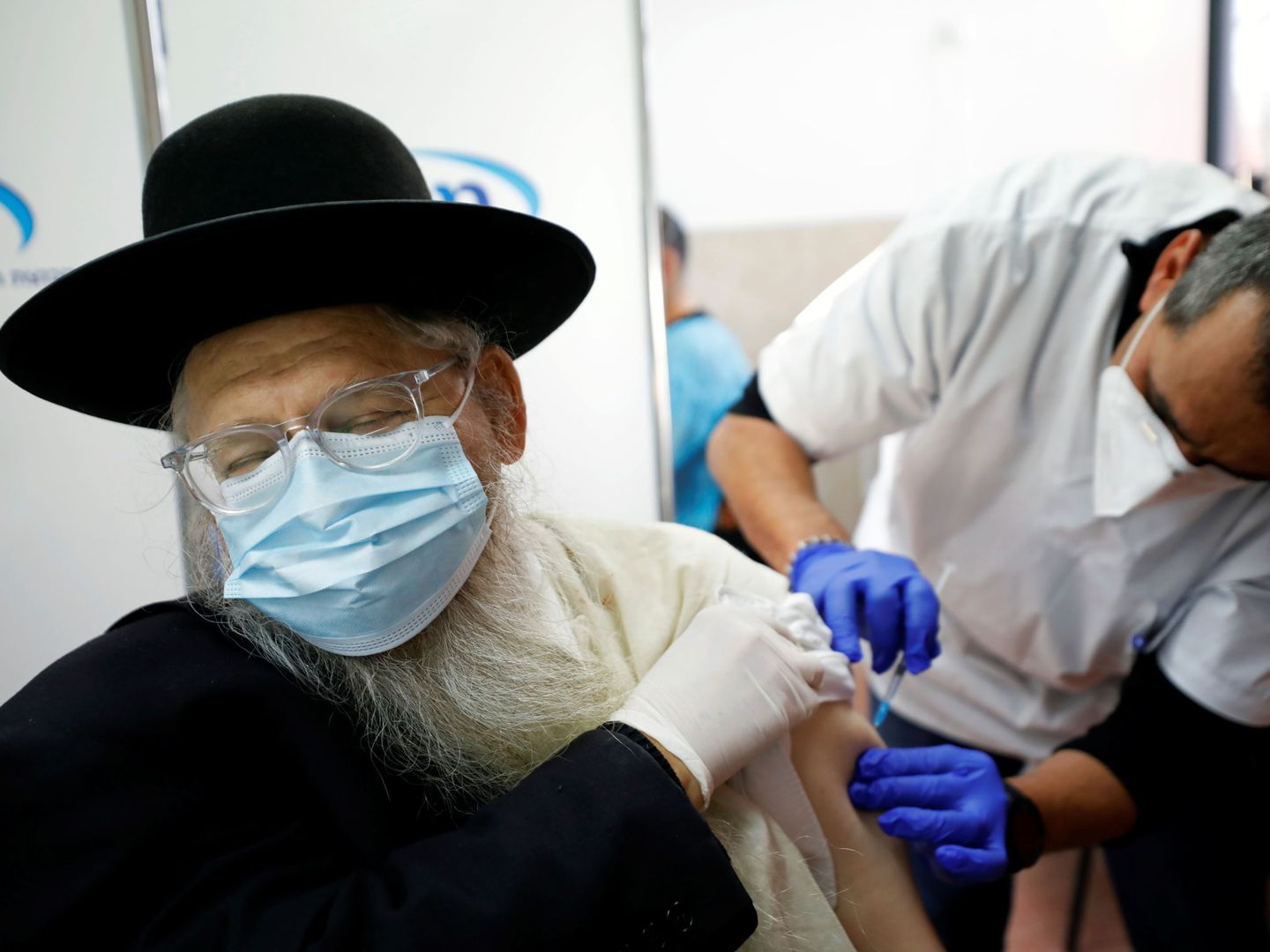 Un judío ortodoxo recibe una dosis de la vacuna (EFE)