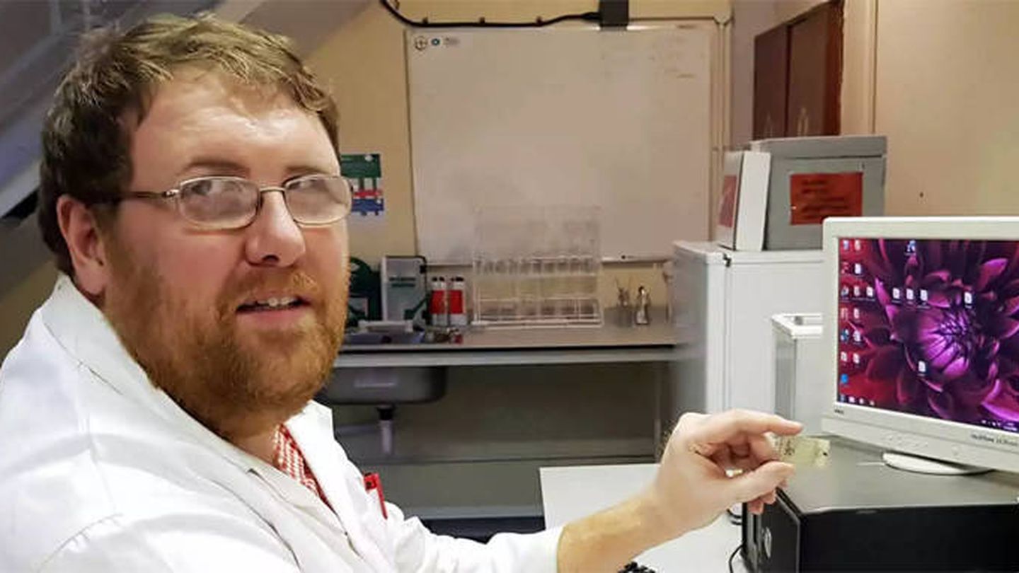 Uno de los investigadores, con el dispositivo entre los dedos (Foto: Strathclyde University)