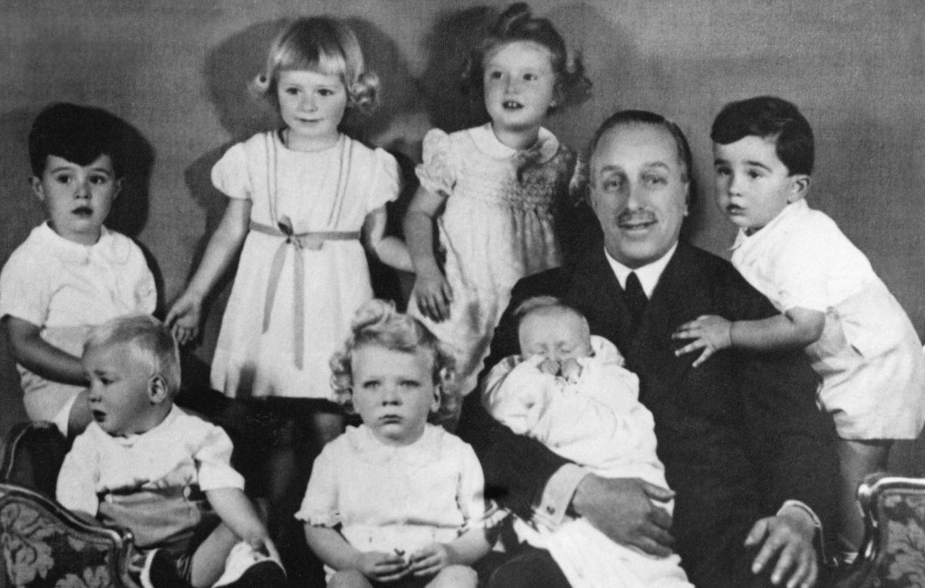 La infanta Pilar (arriba, en el centro de la imagen), junto a su abuelo Alfonso XIII, hermanos y primos. (Cordon Press)