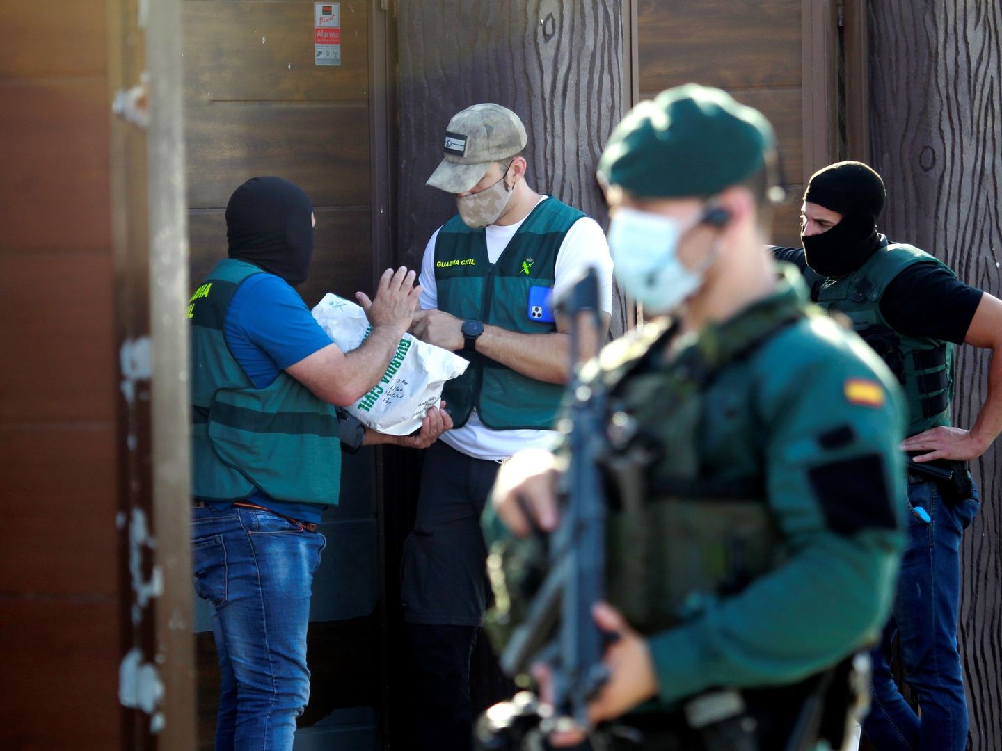 Una operación contra el blanqueo en La Línea de la Concepción, en Cádiz, finalizó con 32 detenidos y 40.000 euros intervenidos. La colaboración del CRAB con las Fuerzas y Cuerpos de Seguridad del Estado ha aumentado en los últimos años. (EFE)
