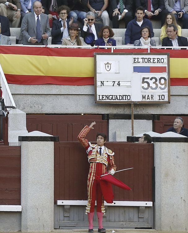 Foto: El diestro Sebastían Castella brinda su toro al rey Juan Carlos durante la corrida de la Feria de San Isidro. (EFE)