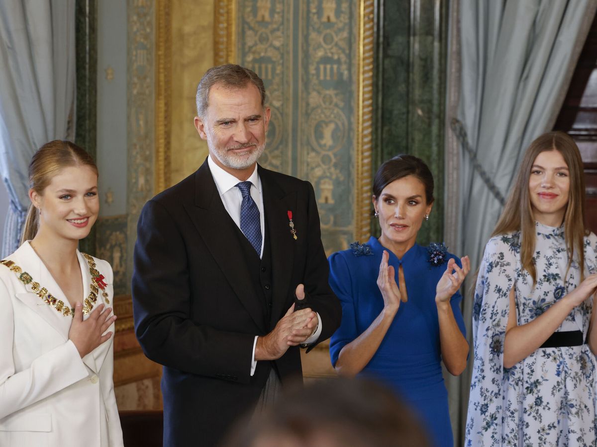 Foto: La princesa Leonor y su familia, en el acto de imposición del collar de la Orden de Carlos III. (EFE/Juanjo Martín)