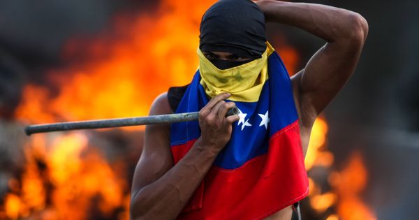 Foto: Un hombre participa en una manifestación contra el Gobierno venezolano. (EFE)