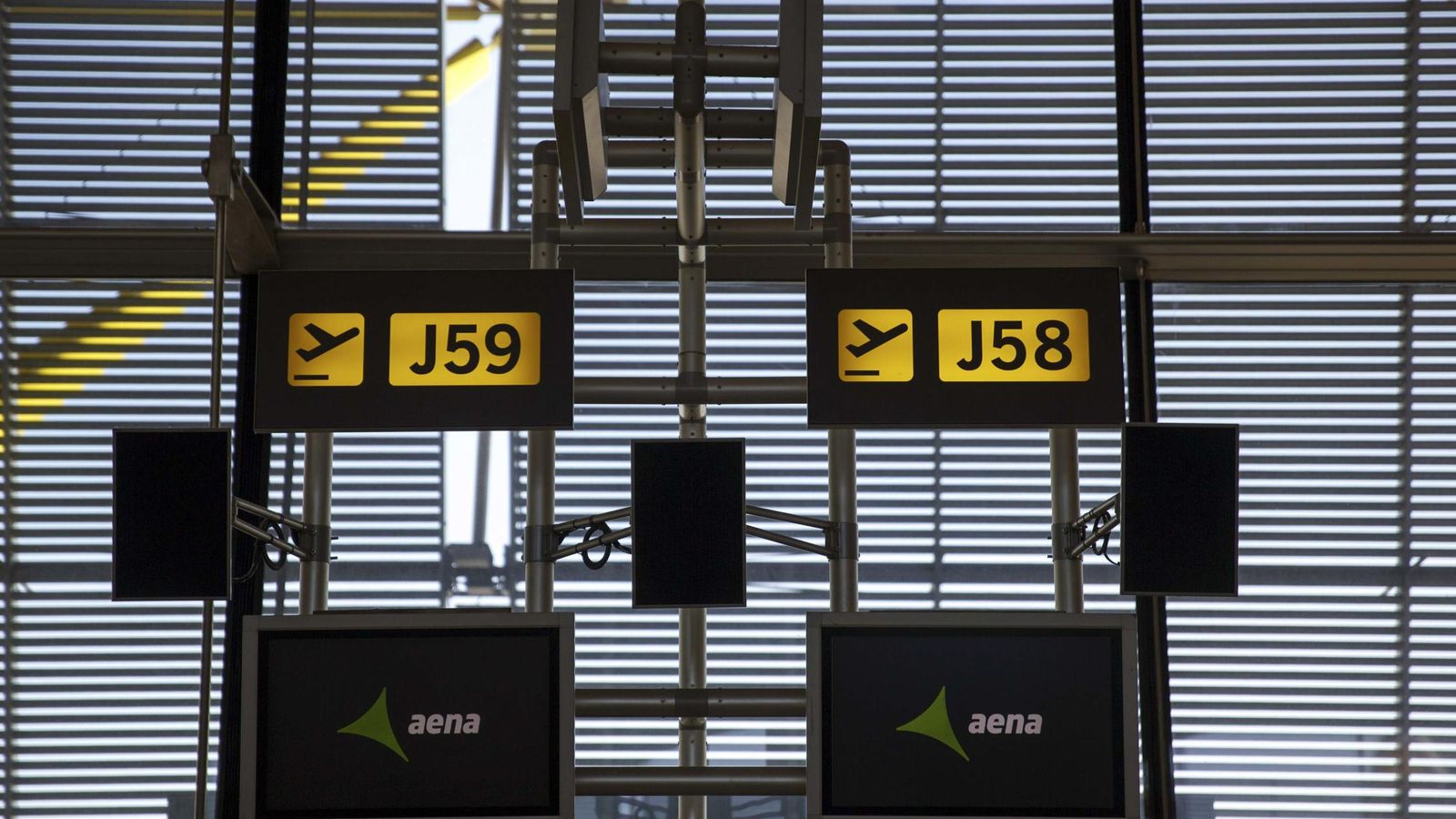 Foto: Logo de Aena en las pantallas de las puertas de embarque de la Terminal 4 del aeropuerto Adolfo Suárez Madrid-Barajas. (Reuters)