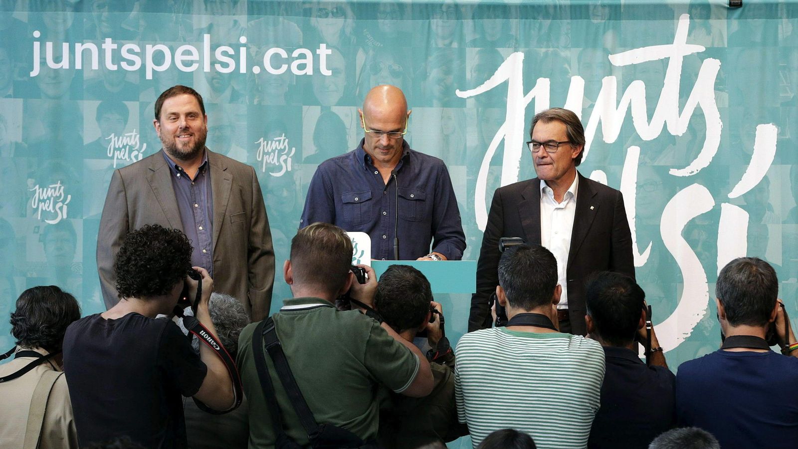 Foto: El líder de ERC, Oriol Junqueras; el candidato de Junts pel Sí, Raül Romeva, y el presidente catalán en funciones, Artur Mas (CDC), durante una conferencia de prensa. (EFE)