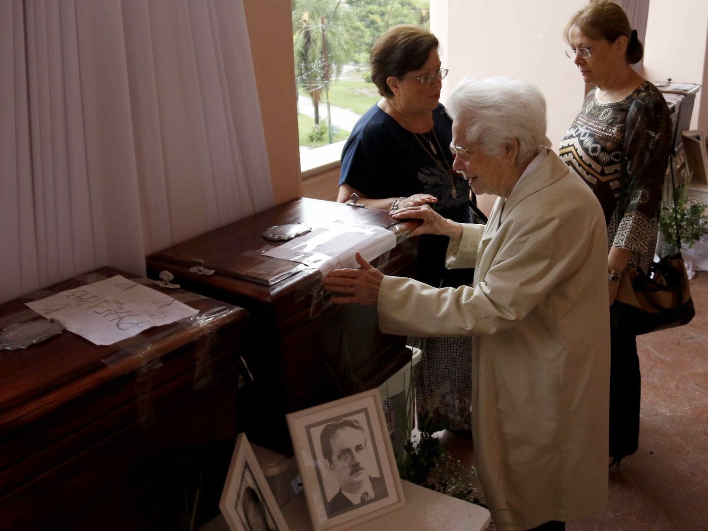 Familiares reciben las urnas con los restos de los desaparecidos en la dictadura de Stroessner, que han sido identificados hasta ahora, en Asunción. (EFE)
