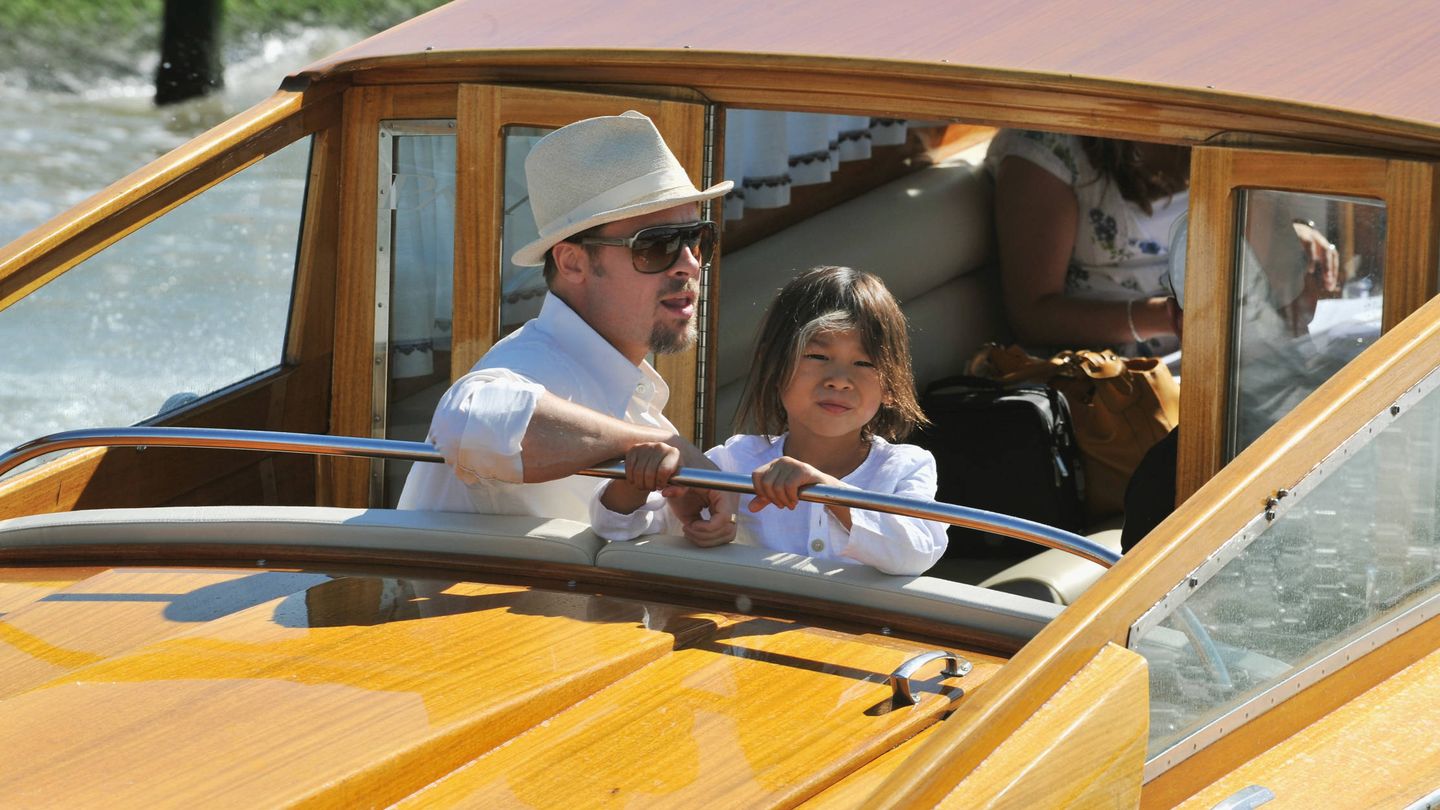 Brad Pitt y su hijo Pax llegando al Festival de Venecia en 2008. (Getty)
