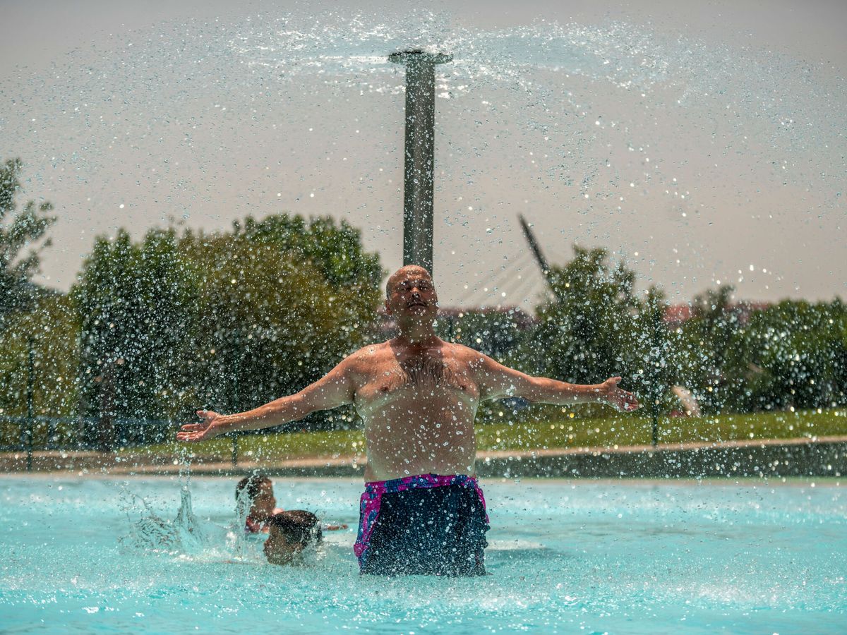 Foto: Un hombre se refresca en las piscinas públicas de Oira, este jueves en Ourense. (EFE)