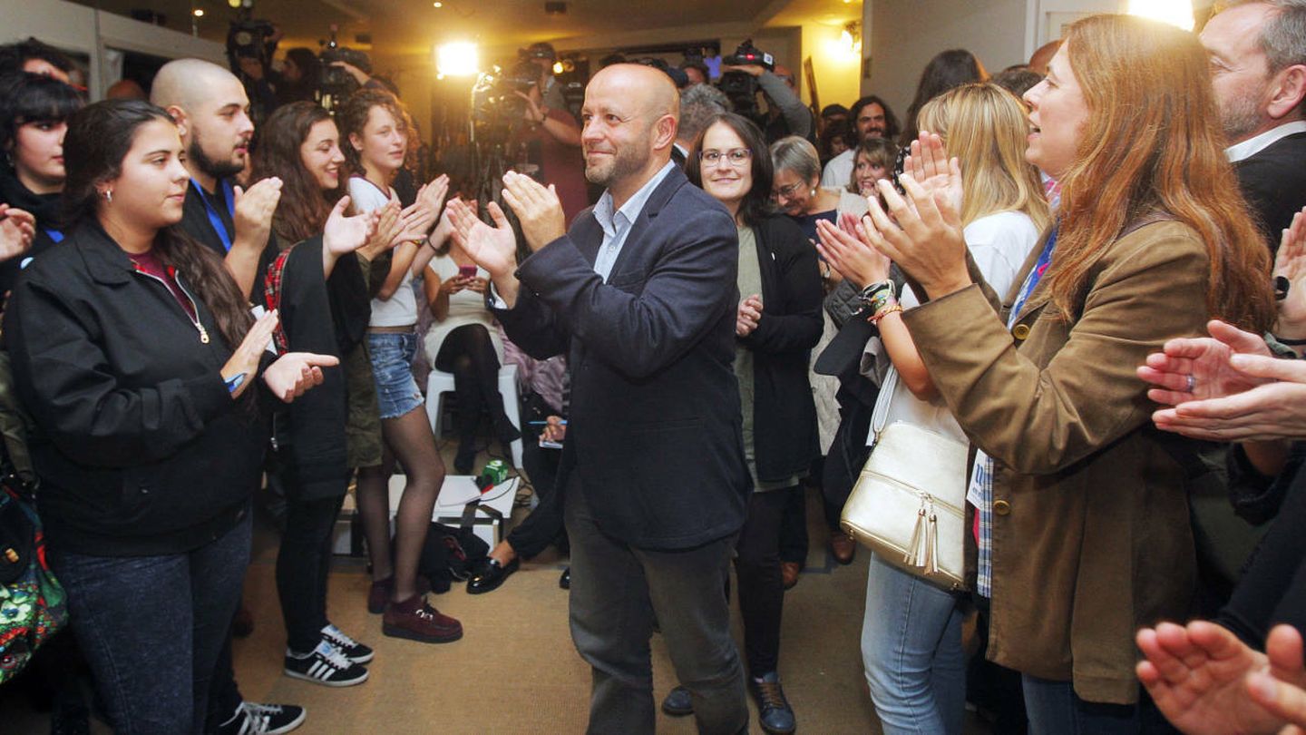 El portavoz de En Marea, Luís Villares, felicitado por sus seguidores en la noche electoral. (EFE)