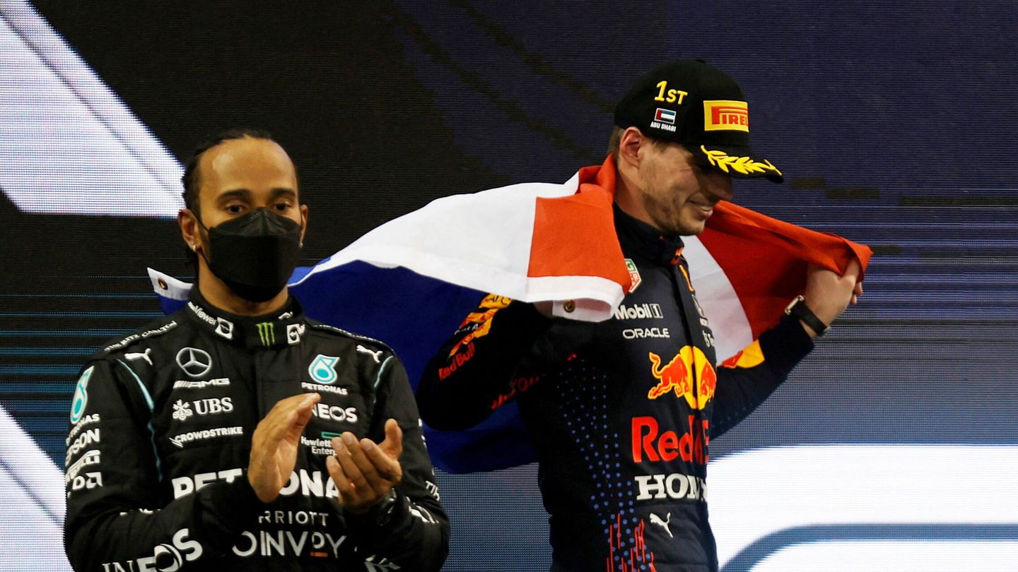 Hamilton y Verstappen, en el podio. (Reuters/Hamad I Mohammed)