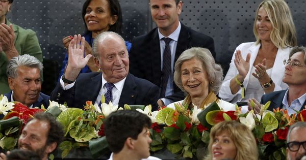 Foto: Los eméritos, felices en el tenis. (EFE)
