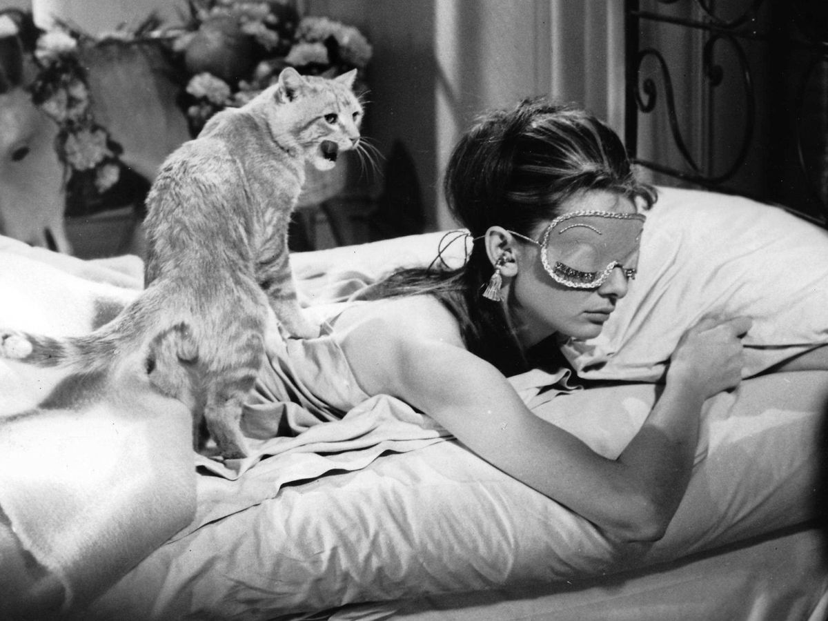 Foto: Beneficios de dormir con el antifaz adecuado. (Fotograma de 'Desayuno con diamantes' | Cordon Press)