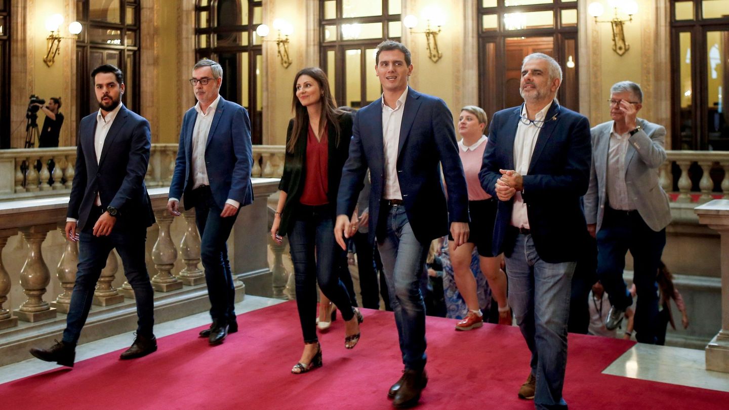 El presidente de Ciudadanos, Albert Rivera (c), acompañado por la portavoz del partido, Lorena Roldán (i), y el líder de la formación naranja en el Parlament, Carlos Carrizosa (d). (EFE)