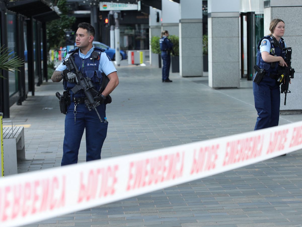 Foto: Inmediaciones del lugar del tiroteo en Auckland. (Reuters/Nathan Frandino)