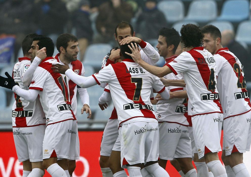 Foto: Los jugadores del Rayo celebran el gol que les dio el triunfo (EFE)