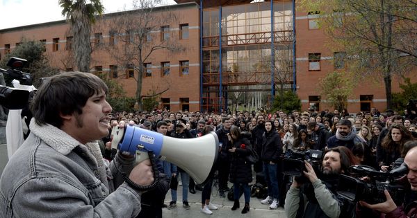 Foto: Un grupo de estudiantes de la Universidad Rey Juan Carlos (URJC) protestan tras las supuestas irregularidades del máster de Cifuentes. (EFE)