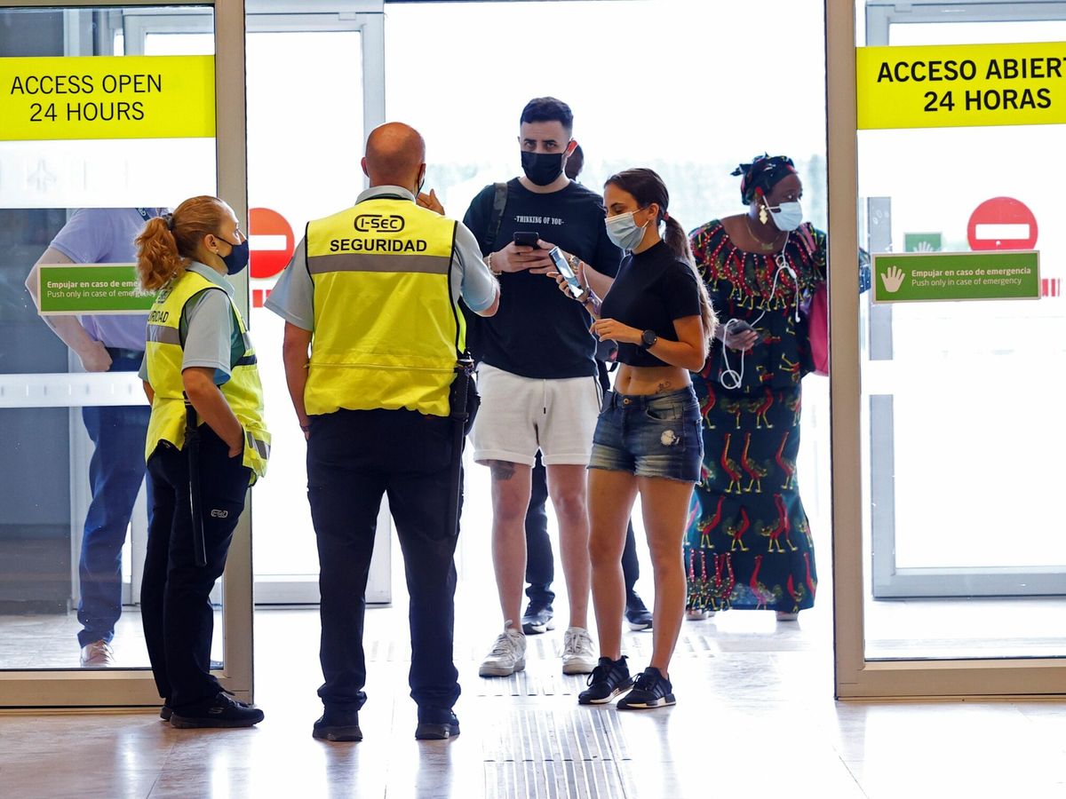 Foto: Pasajeros llegan al aeropuerto de Madrid Adolfo Suárez Barajas. (EFE)