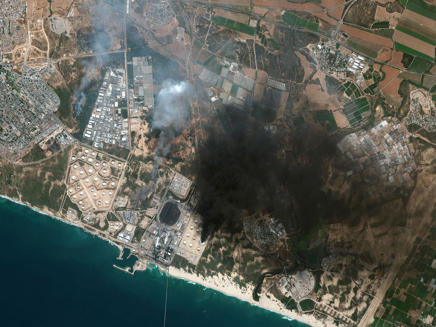 Imagen por satélite de Ashkelon y un tanque de almacenamiento en llamas en el sur de Israel. (EFE)