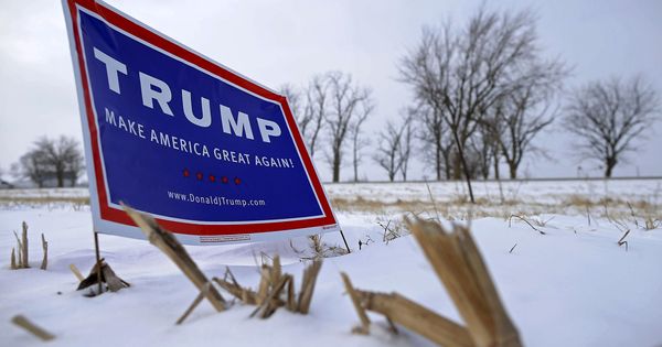 Foto: Un cartel de apoyo a Trump en mitad de una carretera helada en EEUU. (Reuters)
