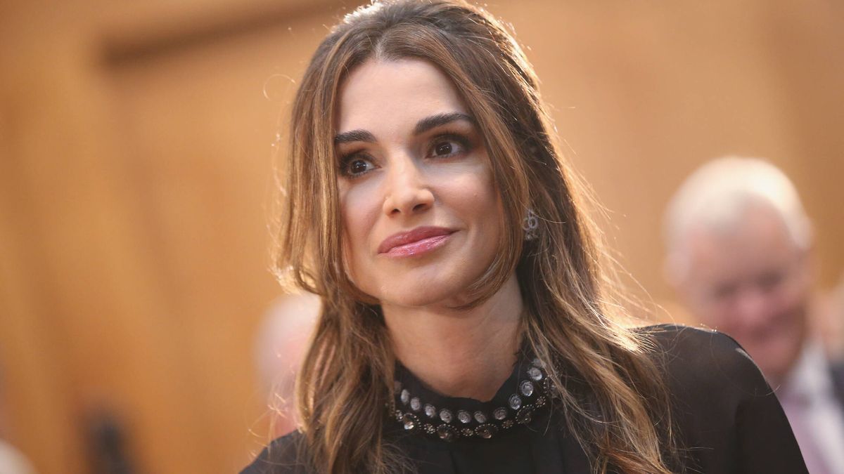 Rania de Jordania deslumbra con su último look y comparte accesorio con Tamara Falcó