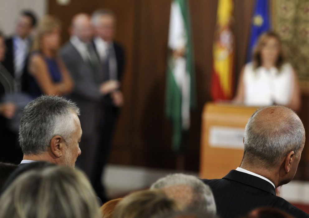 Foto: Susana Díaz toma de posesión de su cargo como presidenta de la Junta  en presencia de los dos expresidentes José Antonio Griñán (i), y Manuel Chaves (EFE)