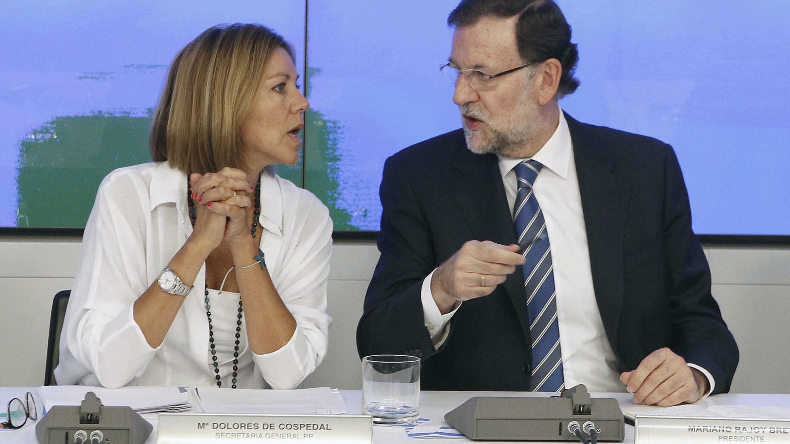 Foto: El presidente del Gobierno, Mariano Rajoy, conversa con la secretaria general del PP, María Dolores de Cospedal. (EFE)