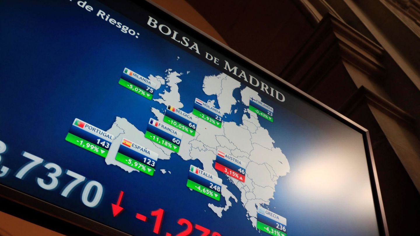 Pantallas de la Bolsa de Madrid con la evolución de las primas de riesgo. (EFE)