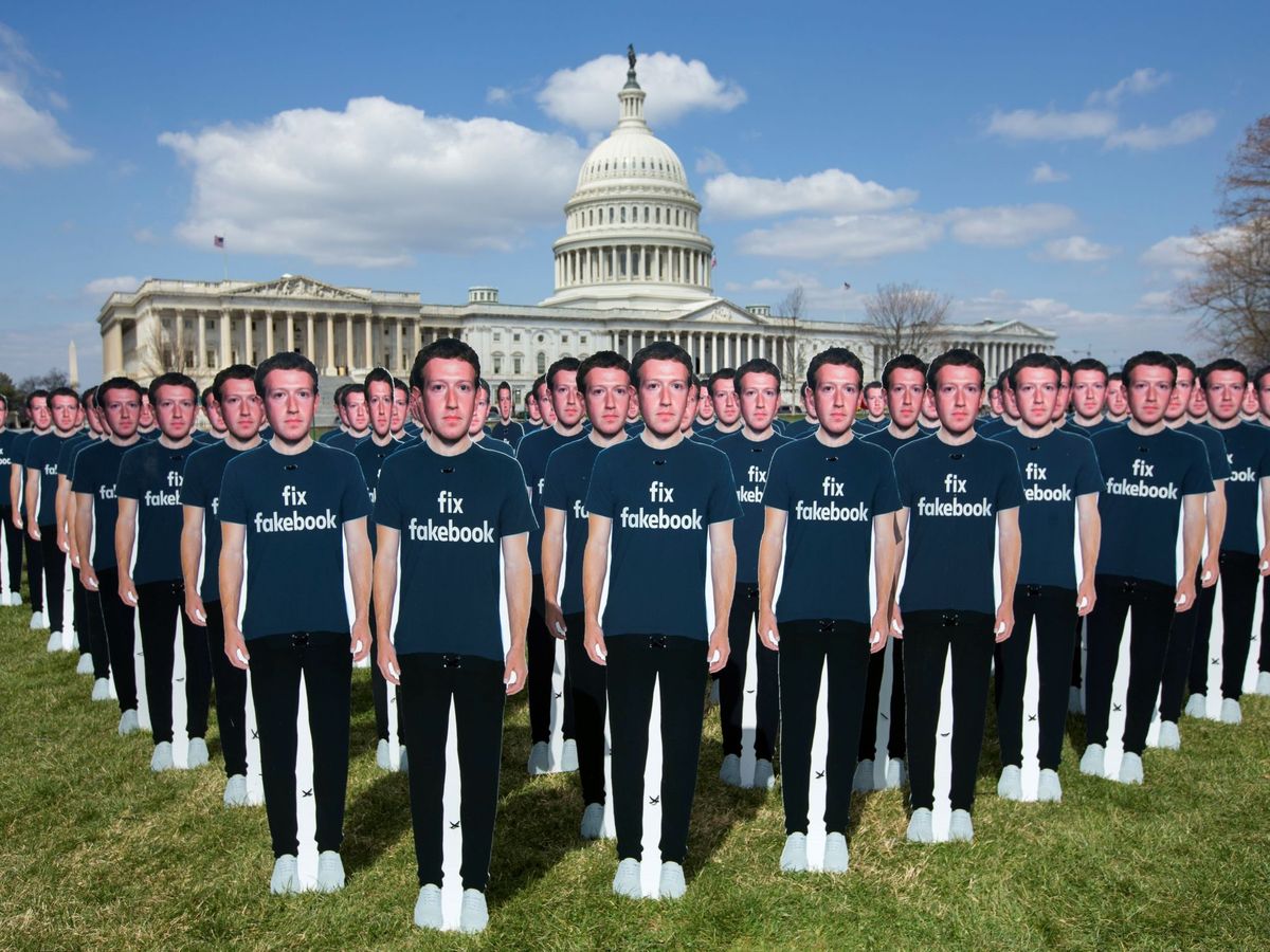 Foto: Figuras del fundador de Facebook, Marck Zuckerberg, frente al Capitolio de EEUU, en una protesta de 2018. (EFE)