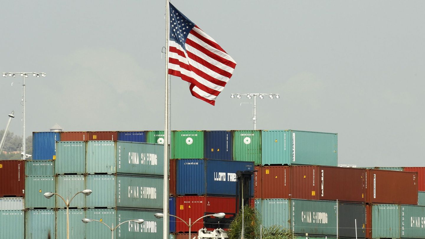 Varios contenedores chinos, apilados en un puerto de Los Ángeles tras ser importados por EEUU. (Reuters)
