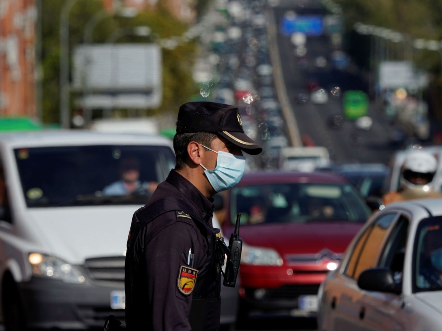 Un Policía nacional durante la segunda ola del coronavirus en Madrid. (Reuters) 