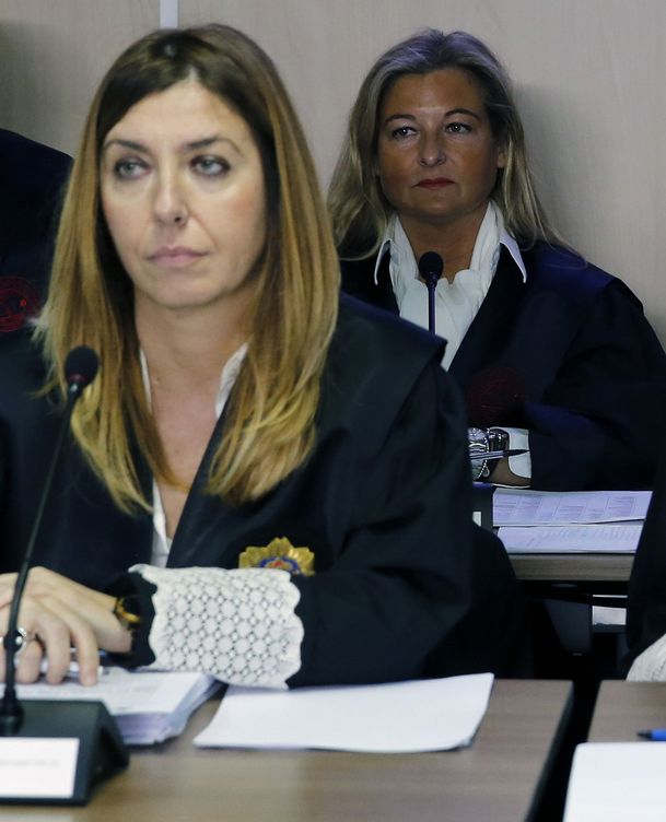 Al fondo, Virginia López Negrete, abogada de Manos Limpias. (EFE)