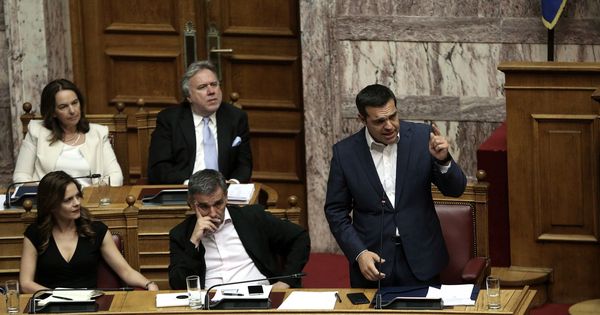 Foto: Alexis Tsipras atiende una sesión parlamentaria para debatir sobre las últimas medidas de reforma previas a la salida del rescate. (EFE)