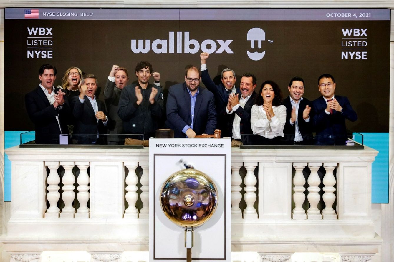 Los fundadores de Wallbox durante su estreno en la Bolsa de Nueva York. (EFE)