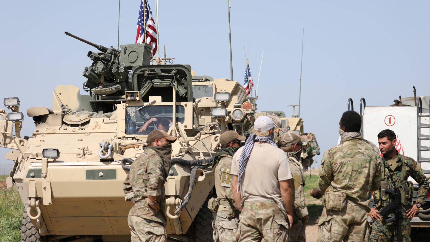 Fuerzas de EEUU junto a combatientes kurdos de las YPG en Darbasiya, cerca de la frontera turca. (Reuters)