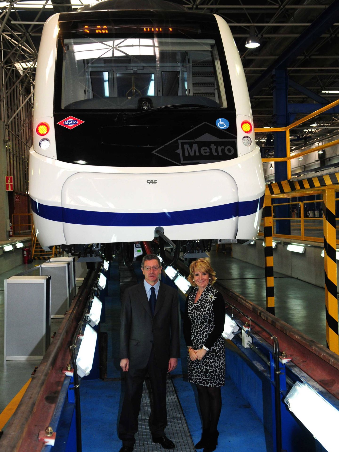 Alberto Ruiz-Gallardón (entonces alcalde de Madrid) presentando junto a Esperanza Aguirre (presidenta de la Comunidad) nuevos trenes adquiridos en 2011.