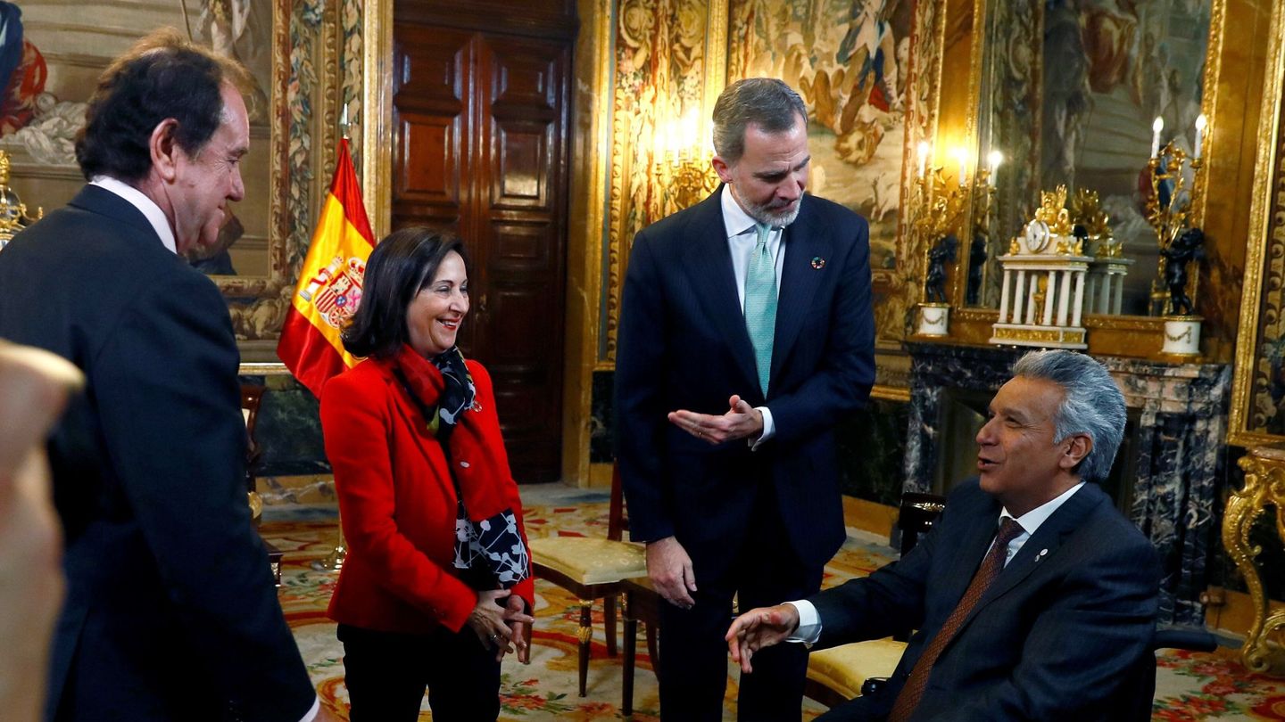 Felipe VI (2d), Margarita Robles (2i), y el presidente de Ecuador, Lenín Moreno (d). (EFE)