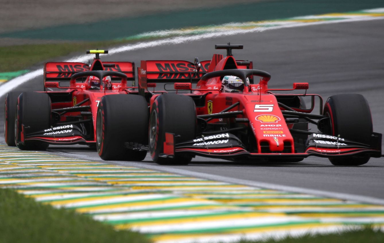 Sebastian Vettel seguido por Charles Leclerc en el pasado Gran Premio de Brasil. (Reuters)