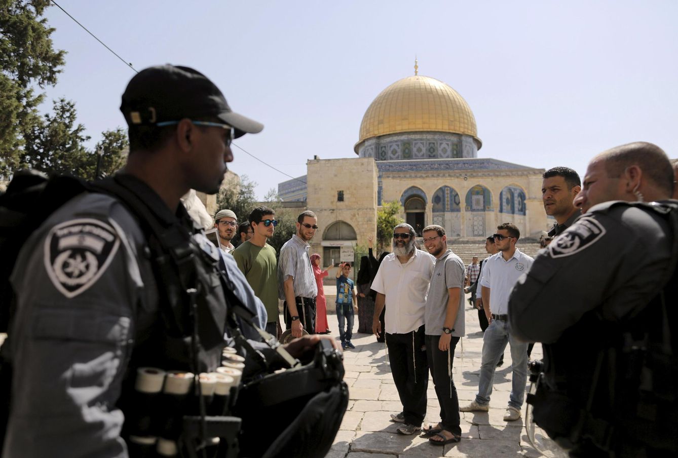 Policías israelíes junto a activistas judíos de ultraderecha que entran en la Explanada de las Mezquitas. (Reuters)