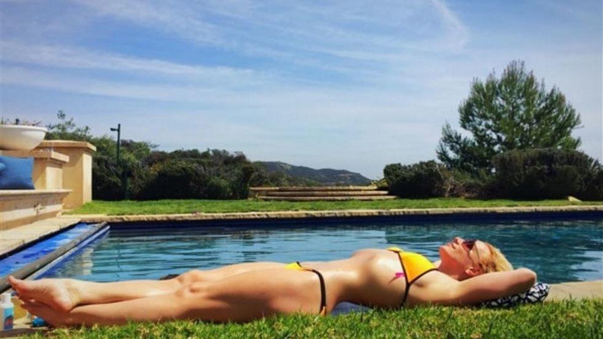 Britney Spears se olvida de los escándalos tostándose al sol