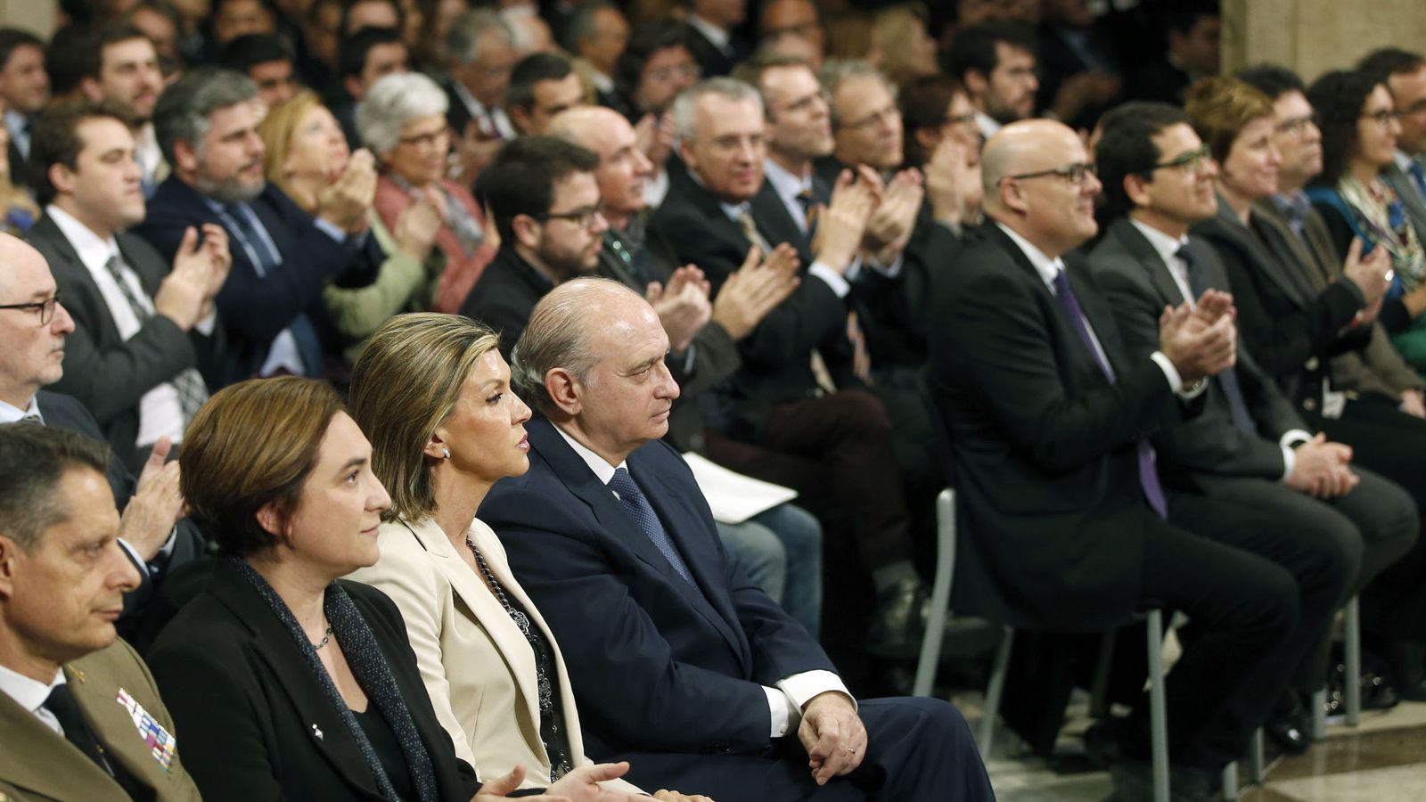 Foto: El nuevo presidente catalán recibe los aplausos de los invitados durante el acto de toma de posesión. (EFE)