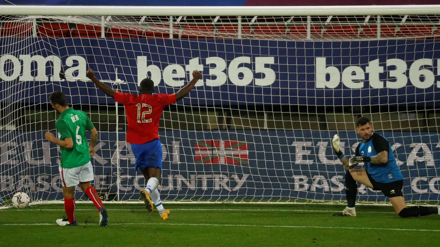 Joel Campbell celebra el gol de Costa Rica a Euskadi en el partido disputado este lunes en Eibar. (EFE)