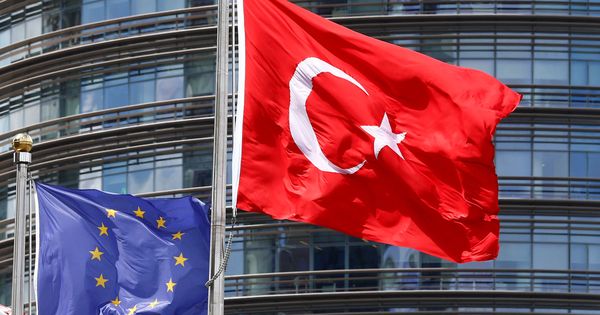 Foto: Las banderas de la Unión Europea y Turquía, junto a un hotel de Estambul. (Reuters)